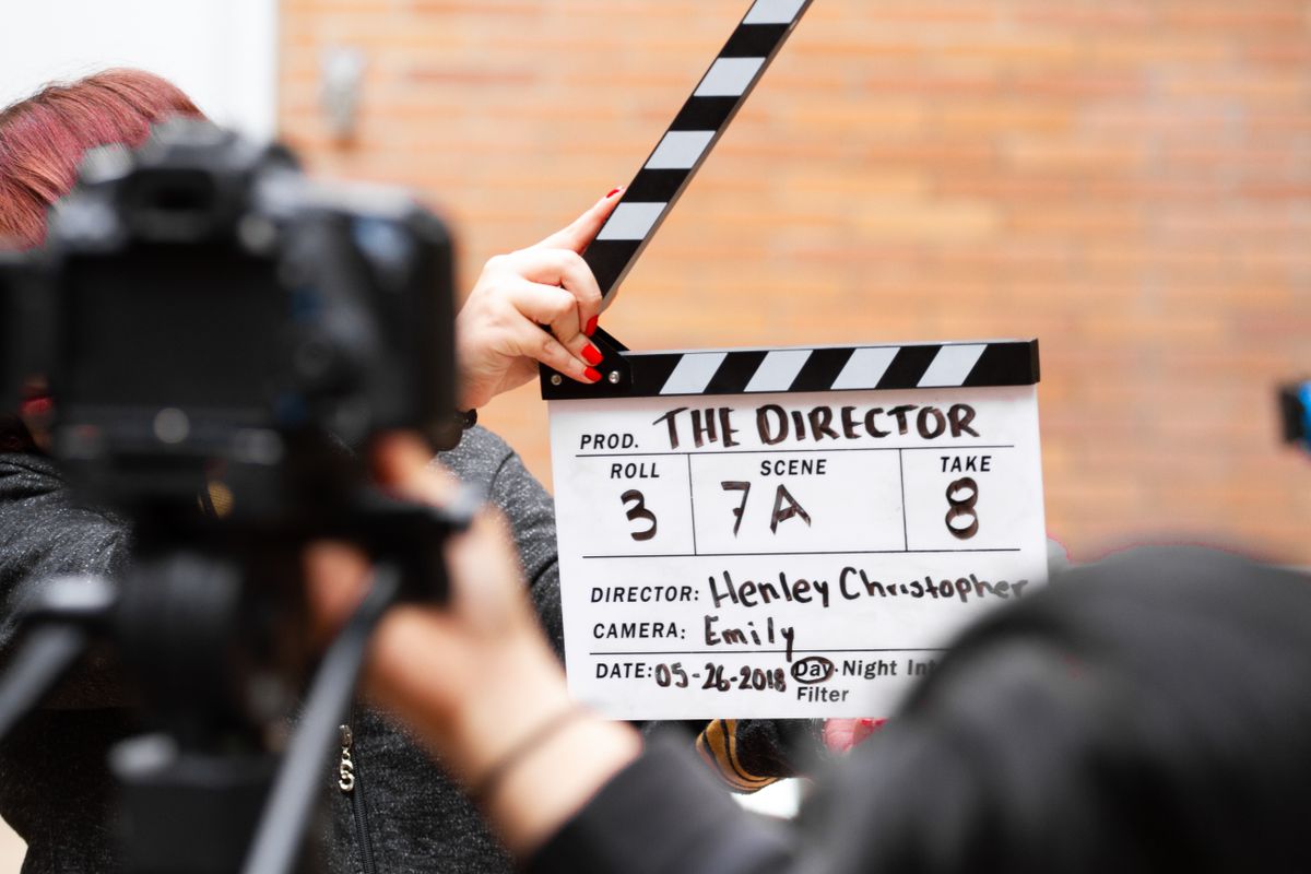Set cinematografico professionale per la registrazione di video interviste e podcast