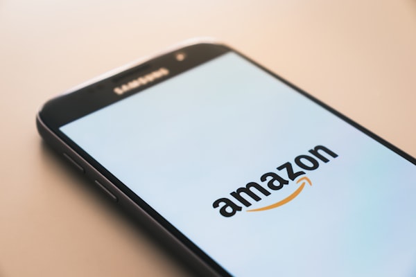 Un operatore video che registra un video promozionale commerciale per un prodotto artigianale