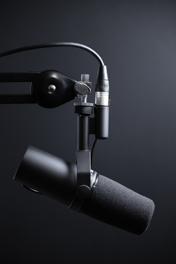 Un microfono a condensatore e attrezzatura tecnica in un set di video podcasting
